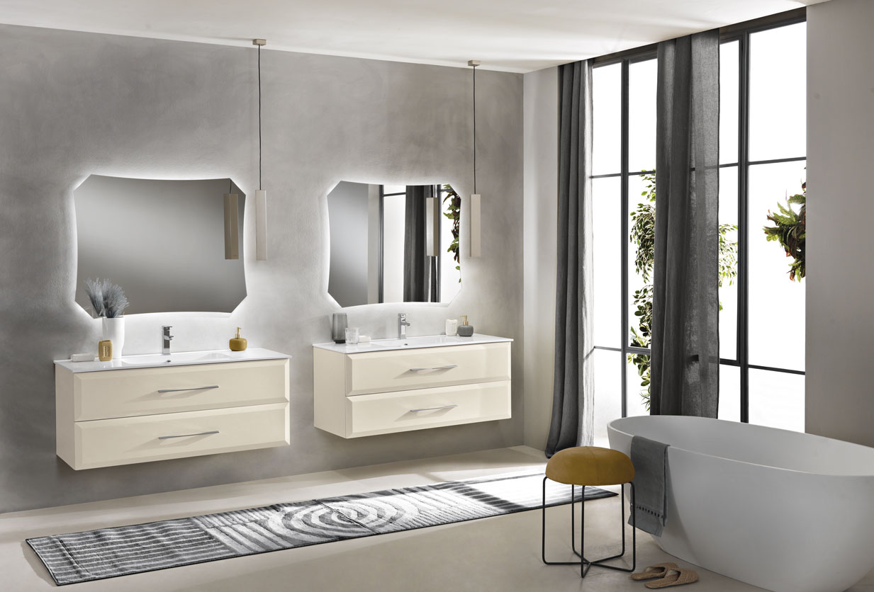 Bagno classico Piccininno Arredamenti con mobile lavabo in legno e vasca freestanding
