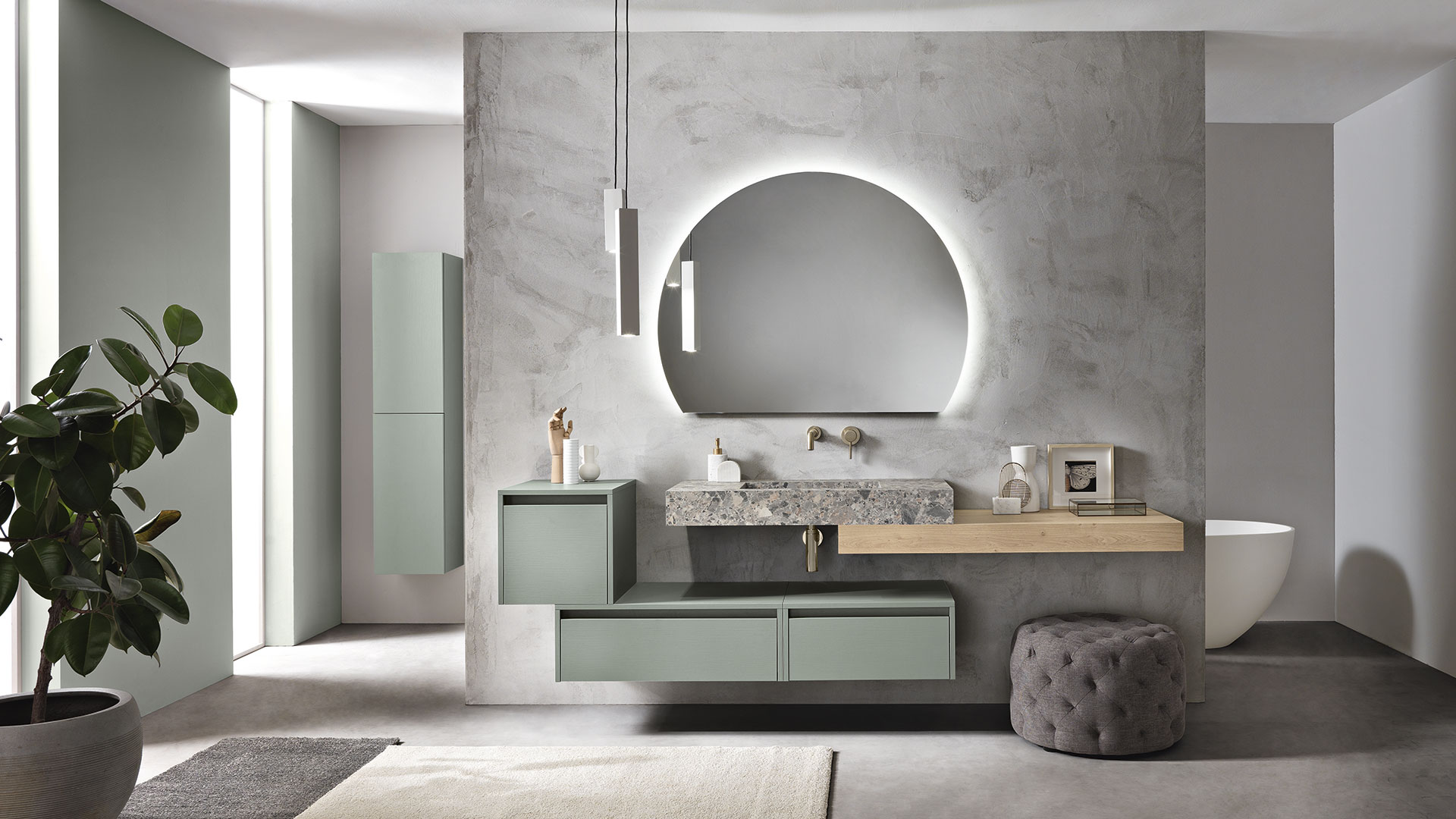Bagno minimal Piccininno Arredamenti con rivestimenti chiari e sanitari essenziali