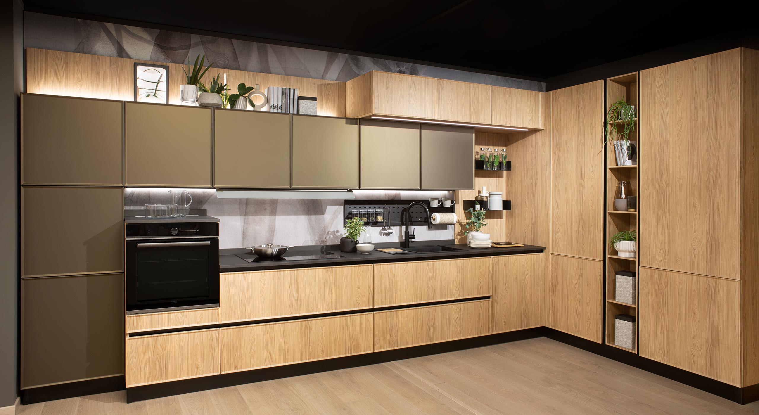 Cucina moderna Piccininno Arredamenti con penisola e sgabelli